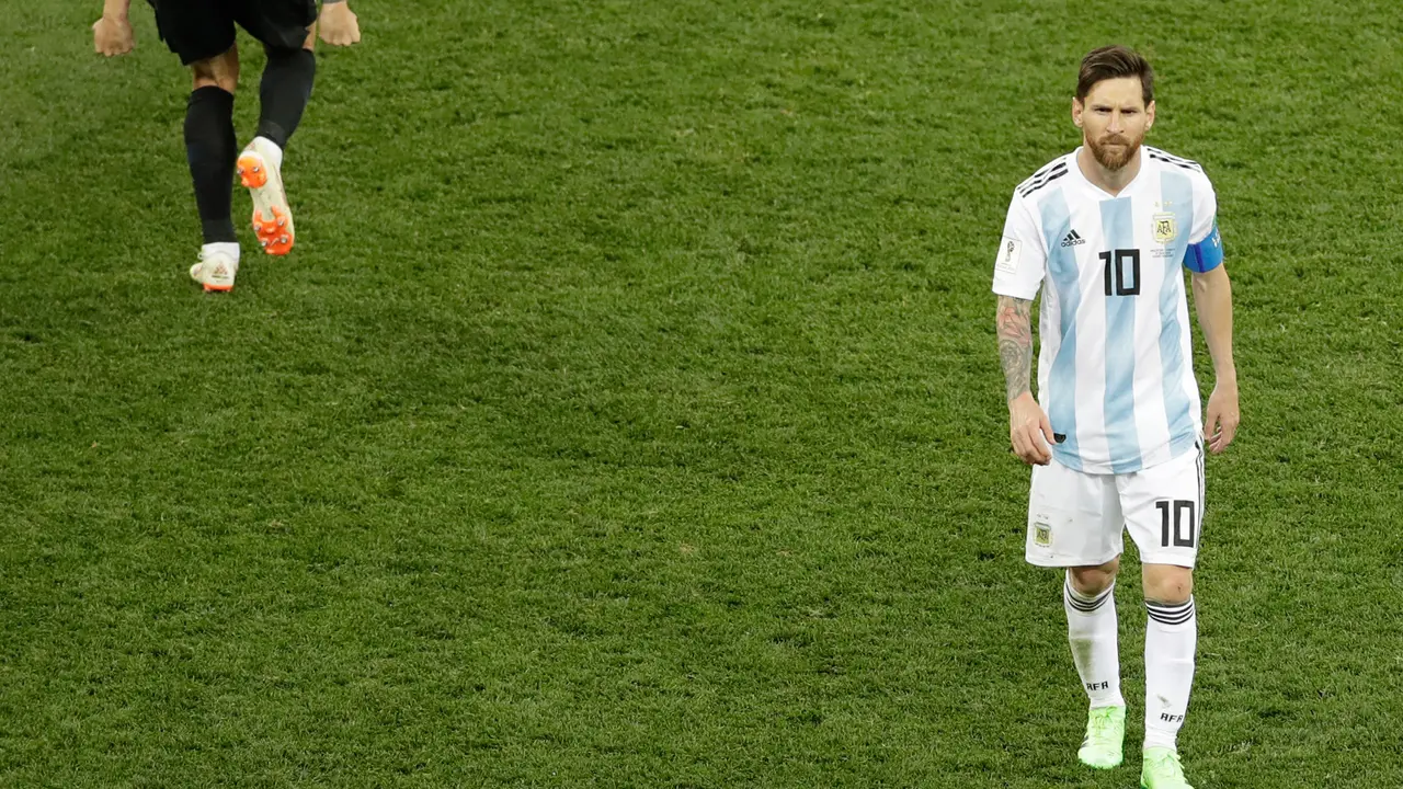 Lionel Messi Tertunduk Lesu