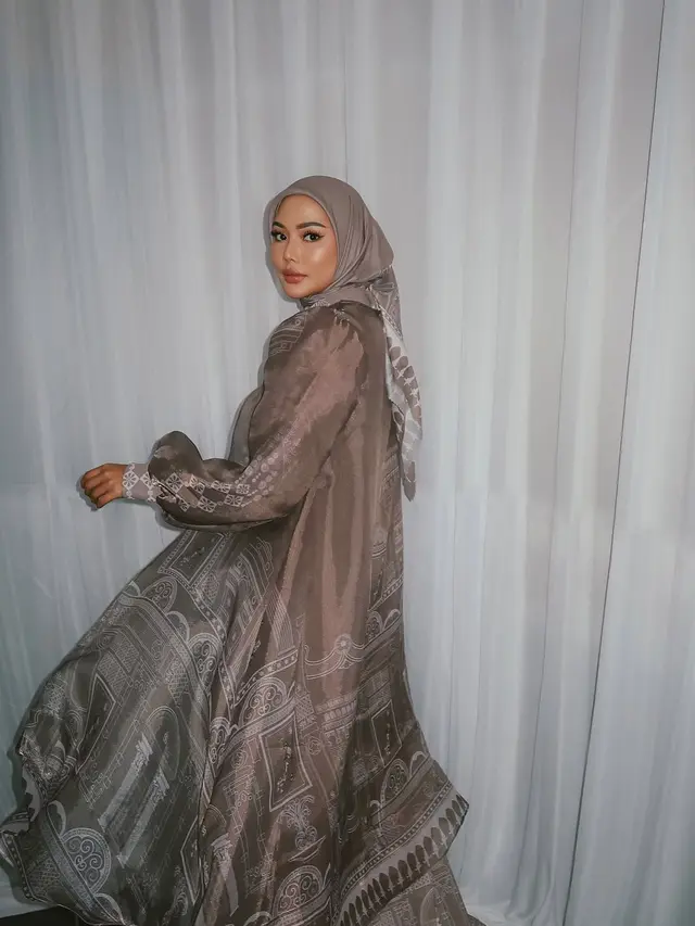 6 Inspirasi Outfit Gamis Kasual Dara Arafah untuk Usia 25-an, Stylish dan Trendi