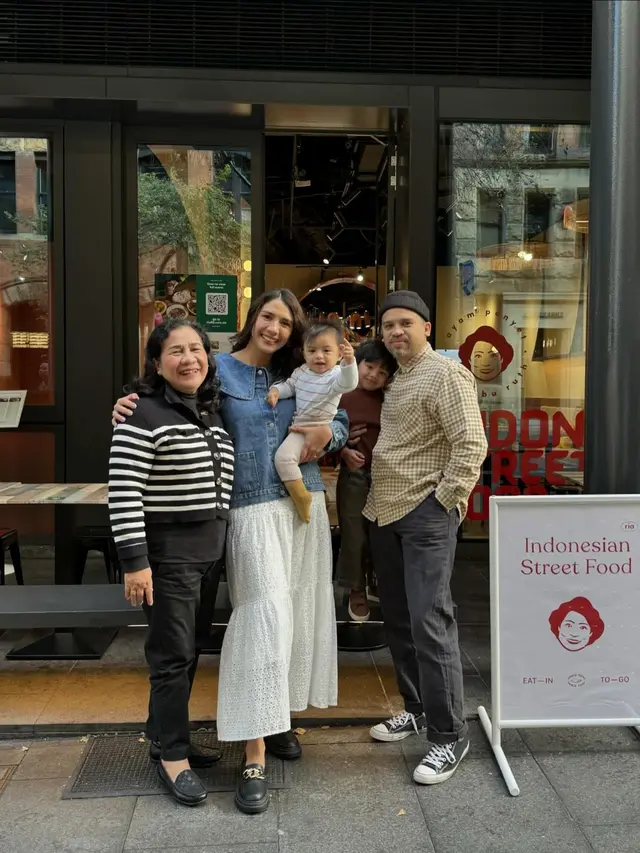 7 Potret Acha Sinaga Buka Restoran di Sydney, Menunya Ayam, Bebek dan Iga Penyet