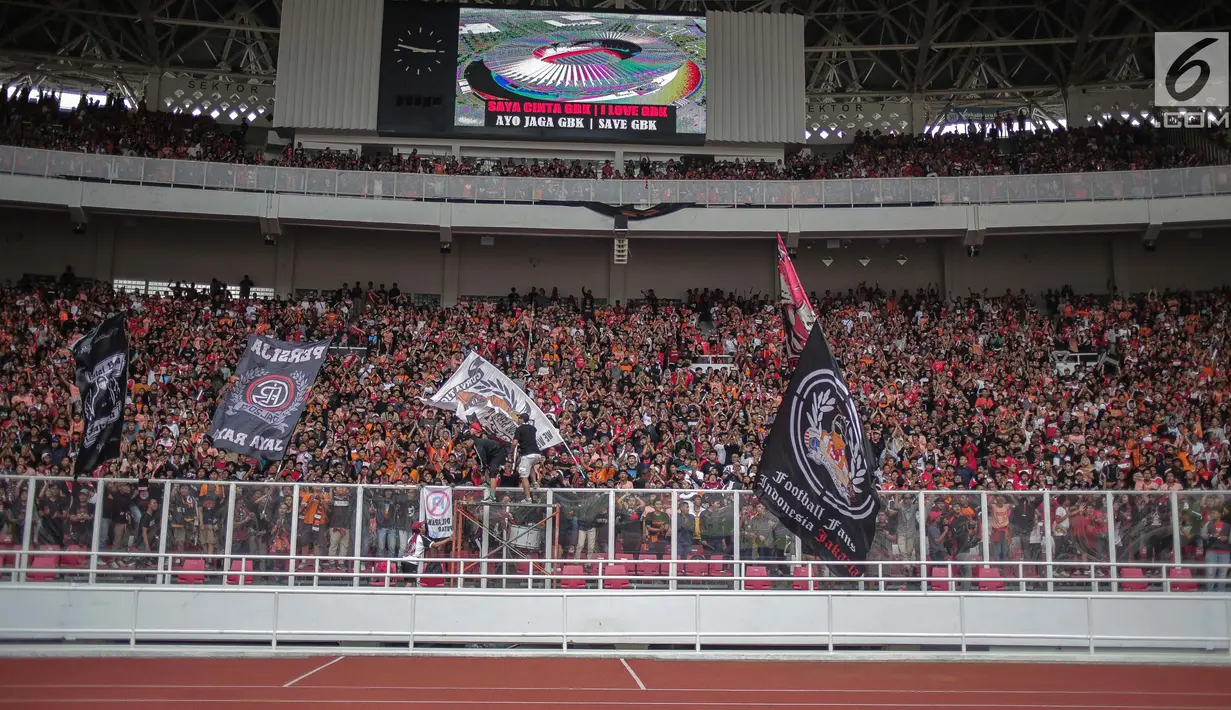 Suporter Persija, The Jakmania memenuhi tribun untuk memberi dukungan kepada tim kesayangan mereka saat menghadapi Persib dalam laga pekan kedelapan Shopee Liga 1 2019 di SUGBK, Jakarta, Rabu (10/7/2019). Pendukung Persib, Bobotoh, dilarang datang ke SUGBK. (Liputan6.com/Faizal Fanani)