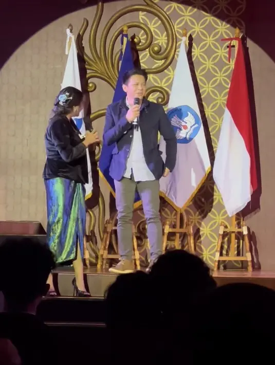 Sementara itu, Ariel mengenakan jas hitam yang dipadukan inner kemeja dah celana chinonya. Ia pun mengenakan sepatu coklatnya. @meisya__siregar