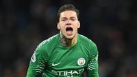 2. Ederson Moraes (Manchester City) - Uang besar yang dikeluarkan The Citizens untuk memboyong kiper asal Brasil ini tak sia-sia. Refleks yang cepat dan berani duel satu lawan satu membuatnya menjadi kiper yang disegani. (AFP/Oli Scarff)