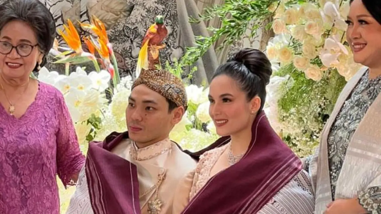 Potret Chelsea Islan Resmi Dilamar Rob Clinton, Tampil Anggun Berbalut Kebaya Jawa