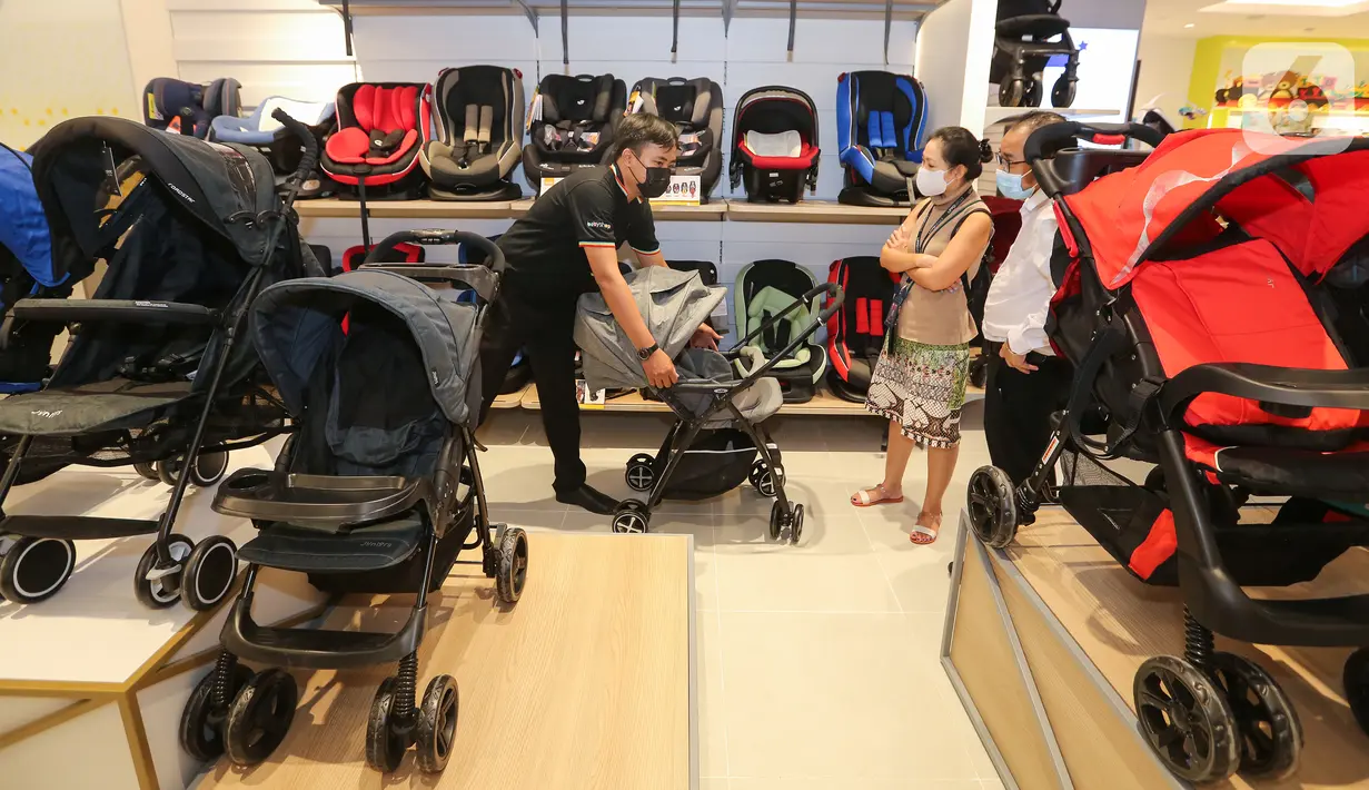 Konsumen memilih kereta dorong bayi di Babyshop Lippo Mall Puri, Jakarta, Jumat (30/04/2021). Babyshop berekspansi di Indonesia dan sudah ada lebih dari 225 toko di seluruh dunia termasuk di Timur Tengah, Afrika Utara, Asia Tenggara dan India. (Liputan6.com/Fery Pradolo)