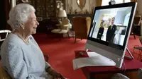 Ratu Elizabeth II saat menggelar acara virtual di Istana Buckingham. (dok. Twitter/The Royal Family @RoyalFamily)