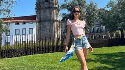 Salah satunya saat mengenakan crop top serut berwarna pink ini. Dipadukan dengan jeans pendek serta sepatu, gaya pelantun lagu "Oh Baby" itu membuatnya banjir pujian karena disebut mirip Barbie hidup. (Liputan6.com/IG/@claurakiehl)