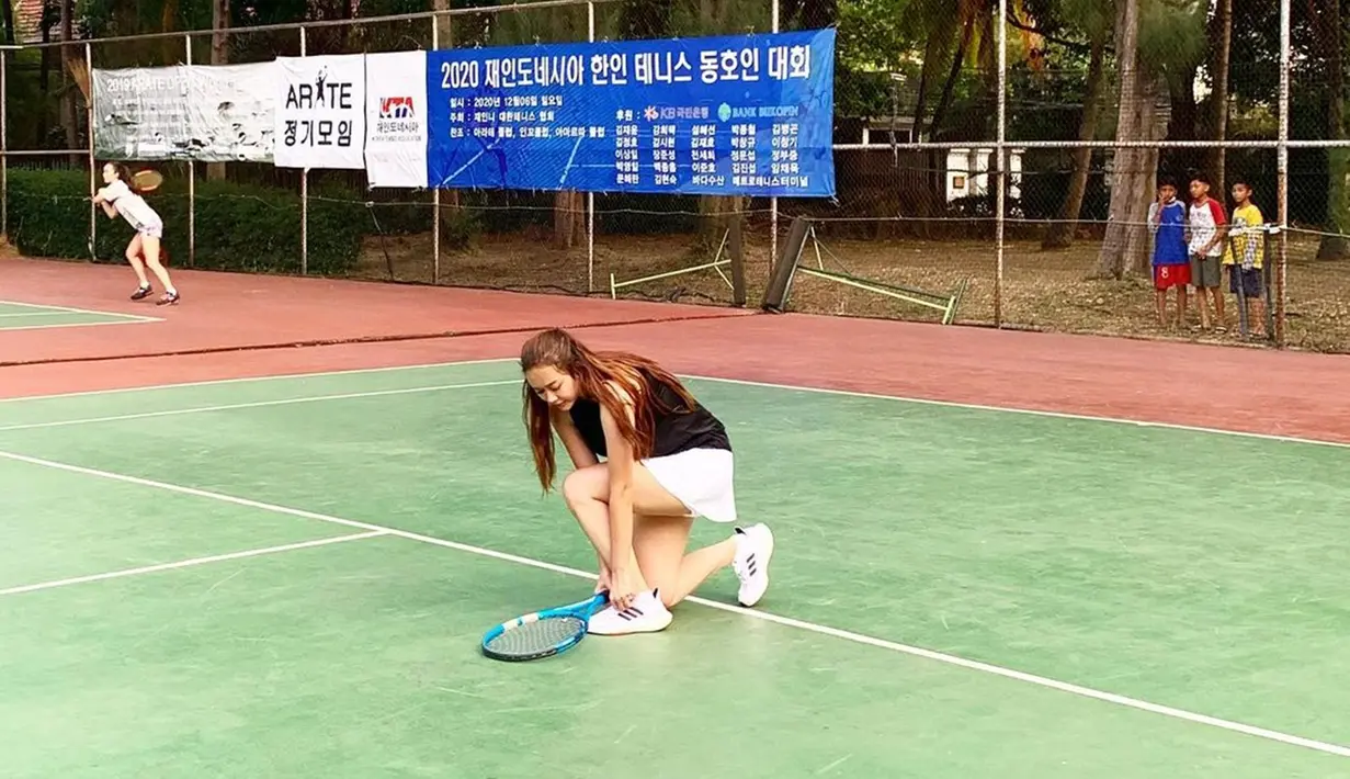 Aura Kasih senang berolahraga demi menjaga kebugaran tubuh. Olahraga yang sering dilakukan oleh Aura Kasih yakni bermain tenis. Perempuan berusia 34 tahun ini selalu curi perhatian saat bermain tenis. Meski simpel, gaya penampilan Aura banjir pujian netizen. (Liputan6.com/IG/@aurakasih)