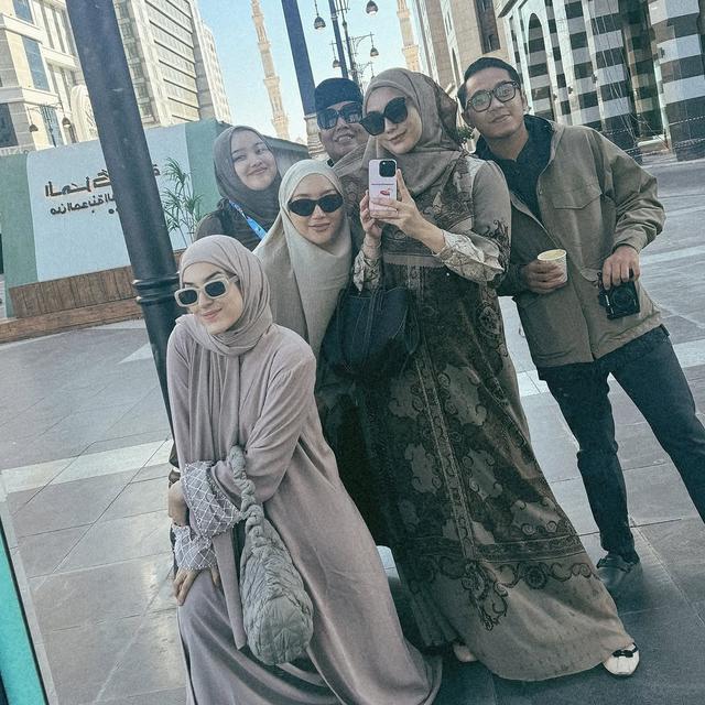 7 Potret Erica Putri Jalani Umrah dengan Sahabat, Fokus Ibadah dan Nikmati Quality Time  (instagram/ericaputrii).