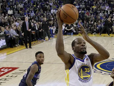 Pebasket Golden State Warriors, Kevin Durant, berusaha memasukan bola saat melawan Dallas Maverick pada laga NBA di Oracle Arena, Oakland, Kamis (14/12/2017). Warriors menang 112-97 atas Mavericks. (AP/Marcio Sanchez)