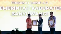 Menpan RB, Abdullah Azwar Anas, Berikan sertifikat predikat sakip AA kepada Plt Sekda Banyuwangi Guntur Priambodo (Istimewa)
