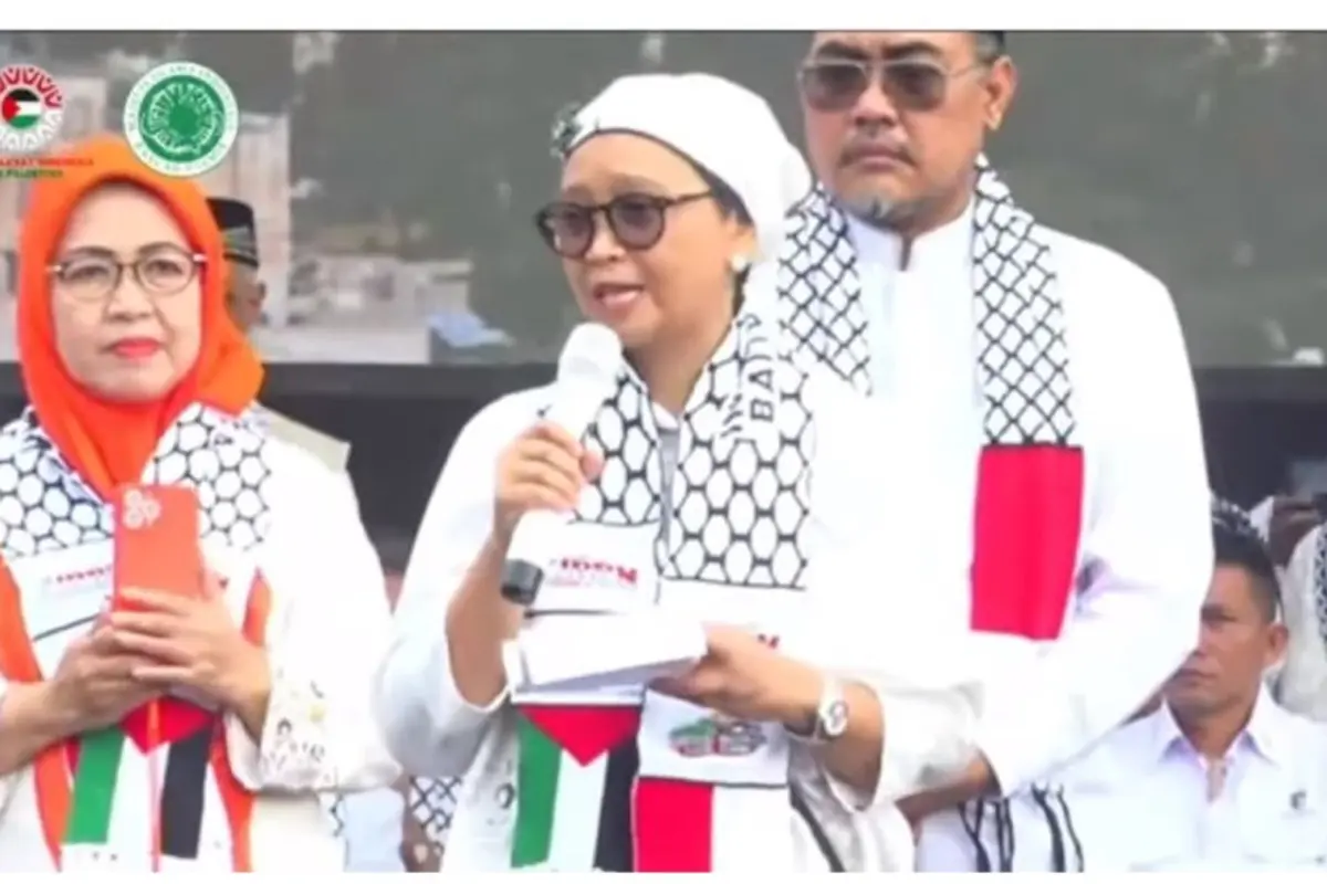 Pakai Outfit dan Turban Putih, Menlu Retno Marsudi Baca Puisi Buatannya di Aksi Bela Palestina