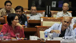 Komunitas Sosial Peduli Jakarta mengikuti Rapat Dengar Pendapat dengan Komisi III DPR RI di Gedung Nusantara II DPR, Jakarta, Selasa (15/3). Rapat tersebut membahas perihal proses hukum Rumah Sakit Sumber Waras. (Liputan6.com/Johan Tallo)