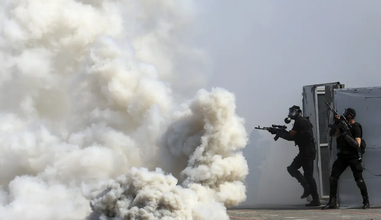 Anggota pasukan keamanan Hamas Palestina menunjukkan keterampilan militer mereka saat upacara kelulusan di Kota Gaza, Senin (21/2/2022). (AP Photo/Adel Hana)