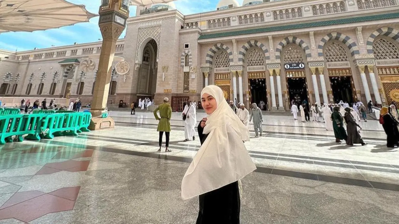 Aaliyah Massaid saat Beribadah Umrah