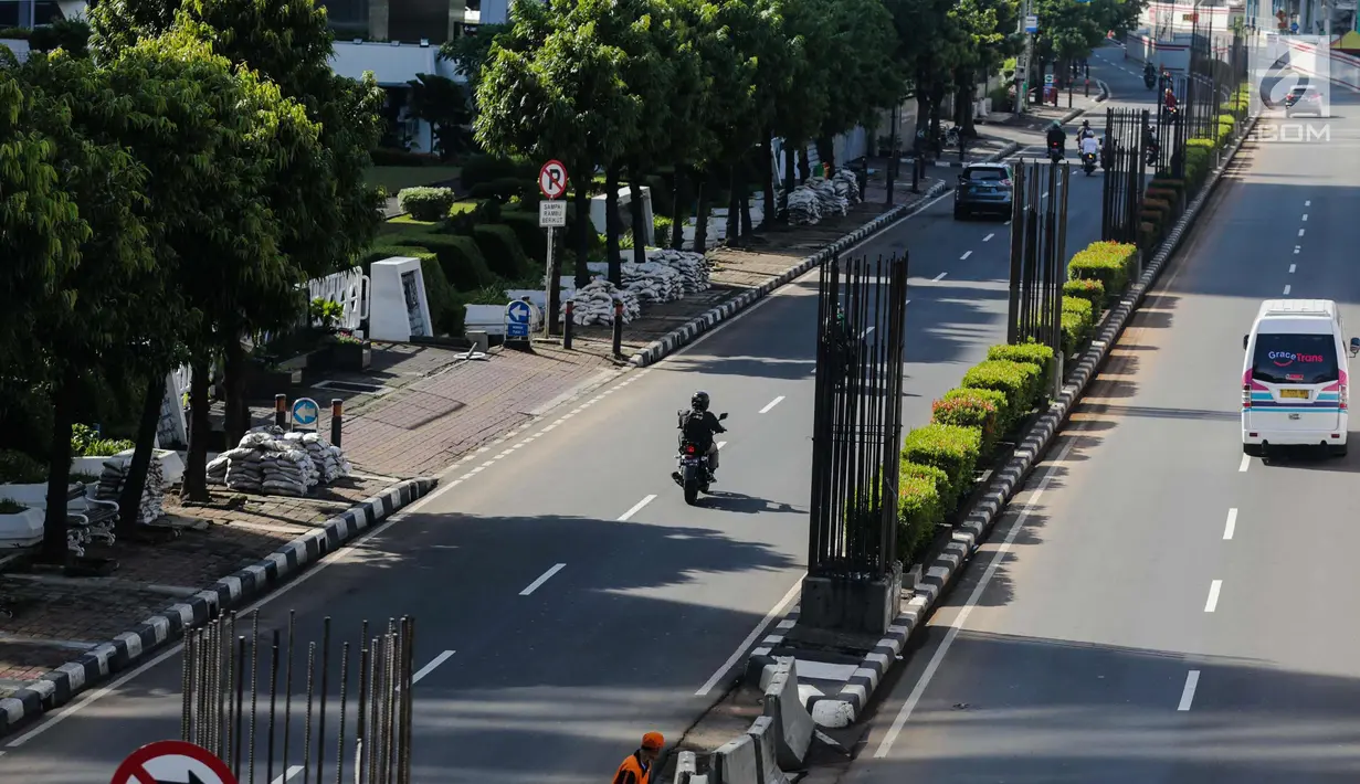 Sejumlah kendaraan melintas di kawasan Kuningan, Jakarta, Senin (1/1).  Kondisi lalu lintas di Jakarta saat libur Tahun Baru ini terpantau lengang dibanding hari-hari biasanya yang kerap menjadi simpul kemacetan. (Liputan6.com/Faizal Fanani)