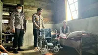 Penyerahan bantuan kursi roda kepada remaja patah tulang karena kecelakaan lalu lintas di Pekanbaru. (Liputan6.com/M Syukur)