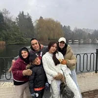 Mikhayla tampil menggemaskan dalam setelan jaket dan celana berbahan wol. Sedangkan Nia Ramadhani pilih kenakan puffer jacket dan celana jeans, lengkap dengan syal dan sarung tangan tebal [@ramadhaniabakrie]