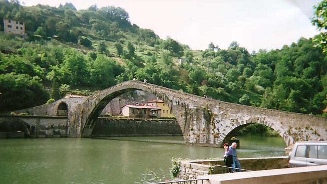 8 Bangunan Ini Dipercaya Dibangun Makhluk Halus