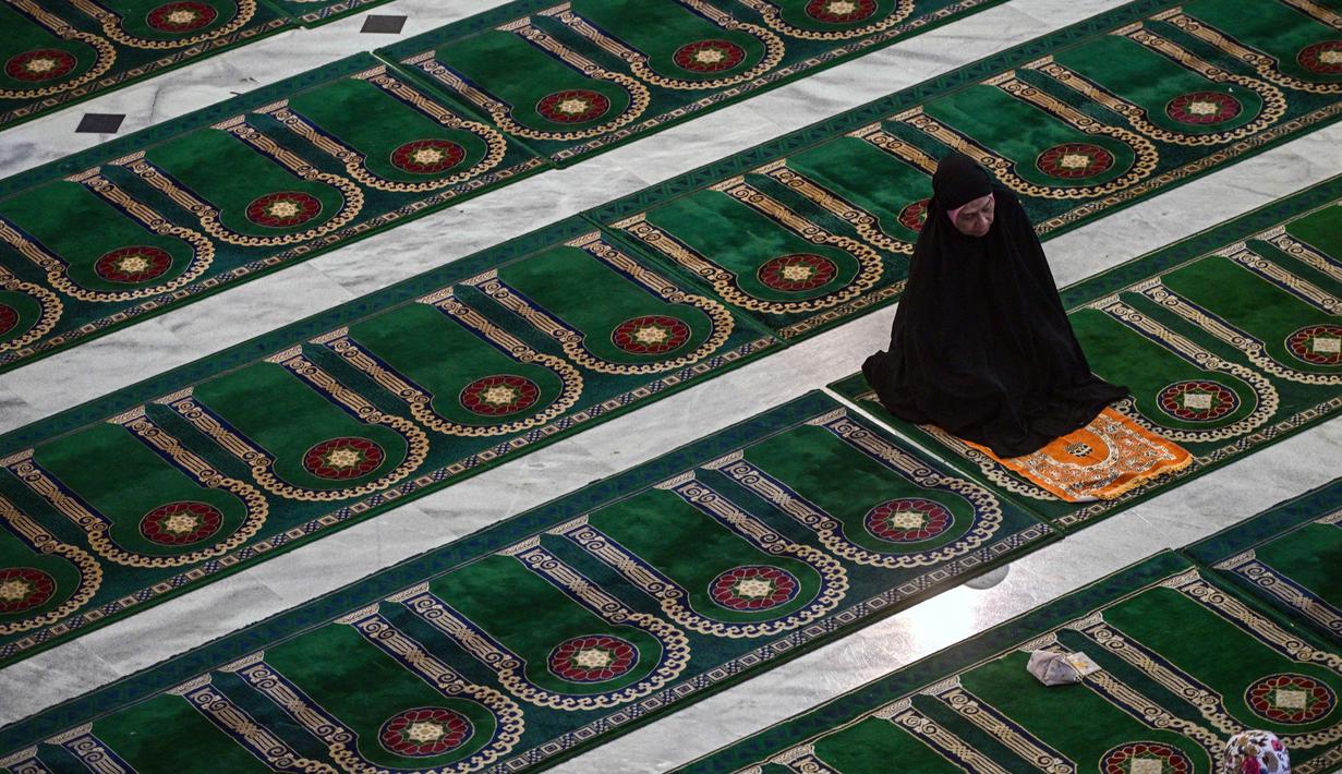 Sebelumnya, berdasarkan hasil Sidang Isbat yang dilaksanakan pada Selasa 17 Februari 2026, Pemerintah Republik Indonesia melalui Kementerian Agama menetapkan awal puasa 1 Ramadan 1447 Hijriah jatuh pada Kamis 19 Februari 2026. Tampak dalam foto, umat Muslim saat melaksanakan salat Tarawih perdana di bulan suci Ramadan 1447 Hijriah di Masjid Al Akbar, Surabaya, Jawa Timur, pada Rabu 18 Februari 2026. (JUNI KRISWANTO/AFP)