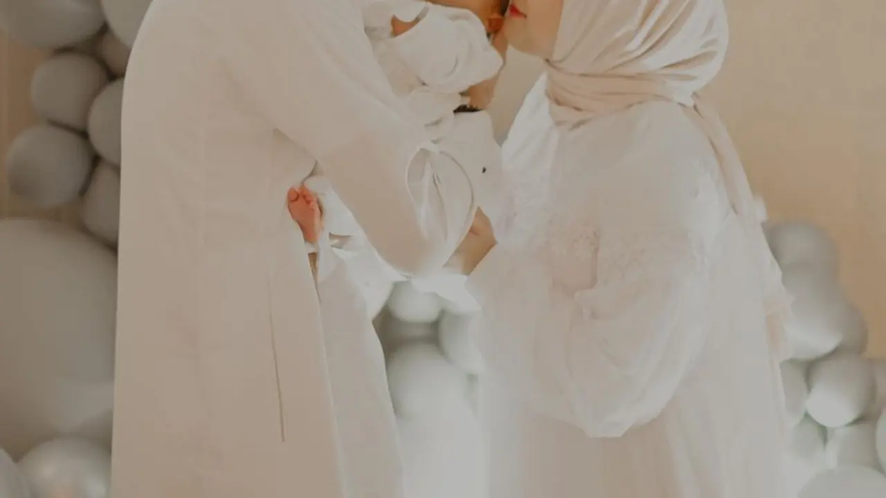Dinda Hauw, Rey Mbayang, dan anak mereka. (Foto: Instagram @dindahw)