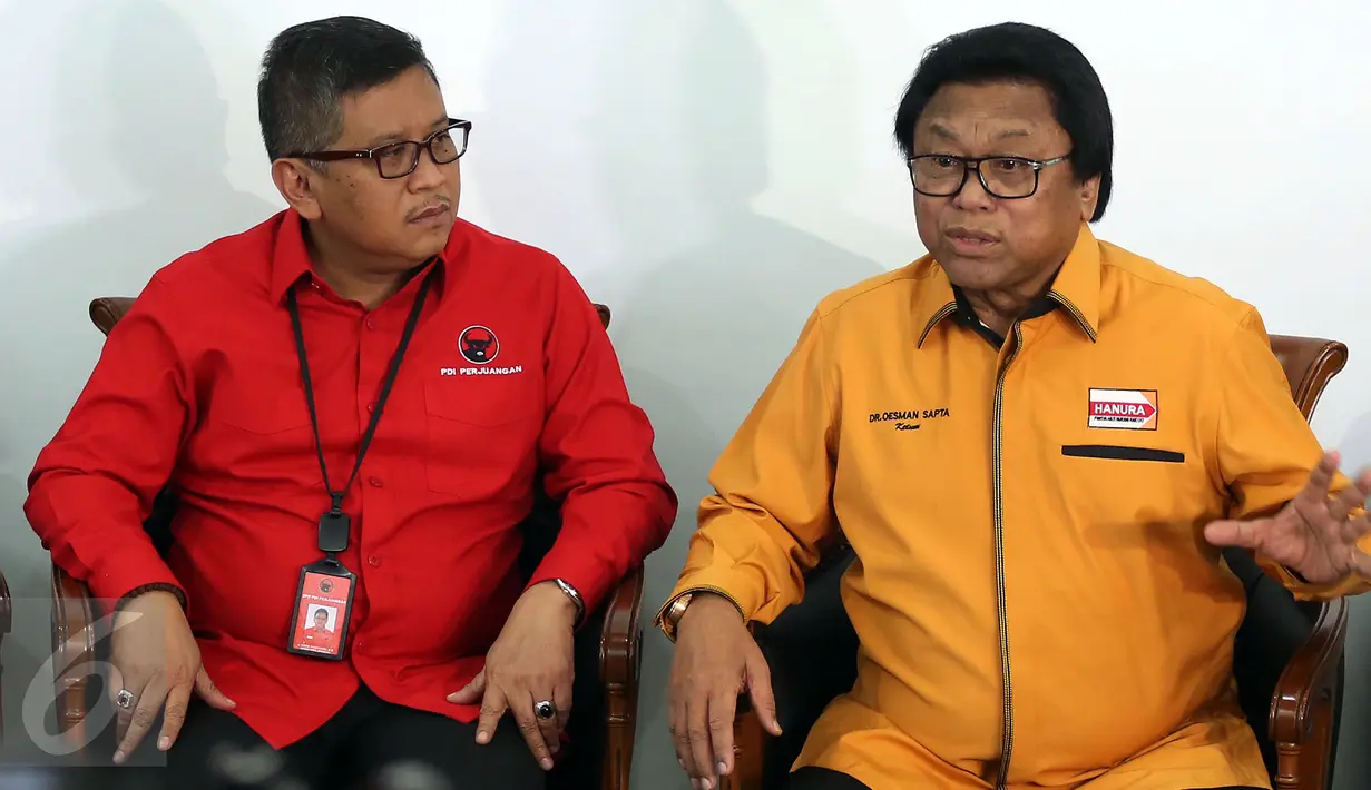 Ketua Umum DPP Hanura Oesman Sapta Odang (kanan) bersama Sekjen DPP PDI Perjuangan Hasto Kristiyanto memberikan keterangan pers usai menggelar pertemuan di Jakarta, Selasa (7/3). (Liputan6.com/Johan Tallo)