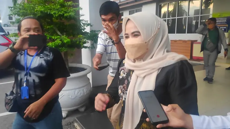 Anggota DPRD Pekanbaru Ida Yulita Susanti saat keluar dari kantor Kejari Pekanbaru.