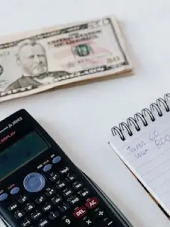 Buat catatan anggaran keluar dan masuknya uang/copyright pexels/Photo By: Kaboompics.com