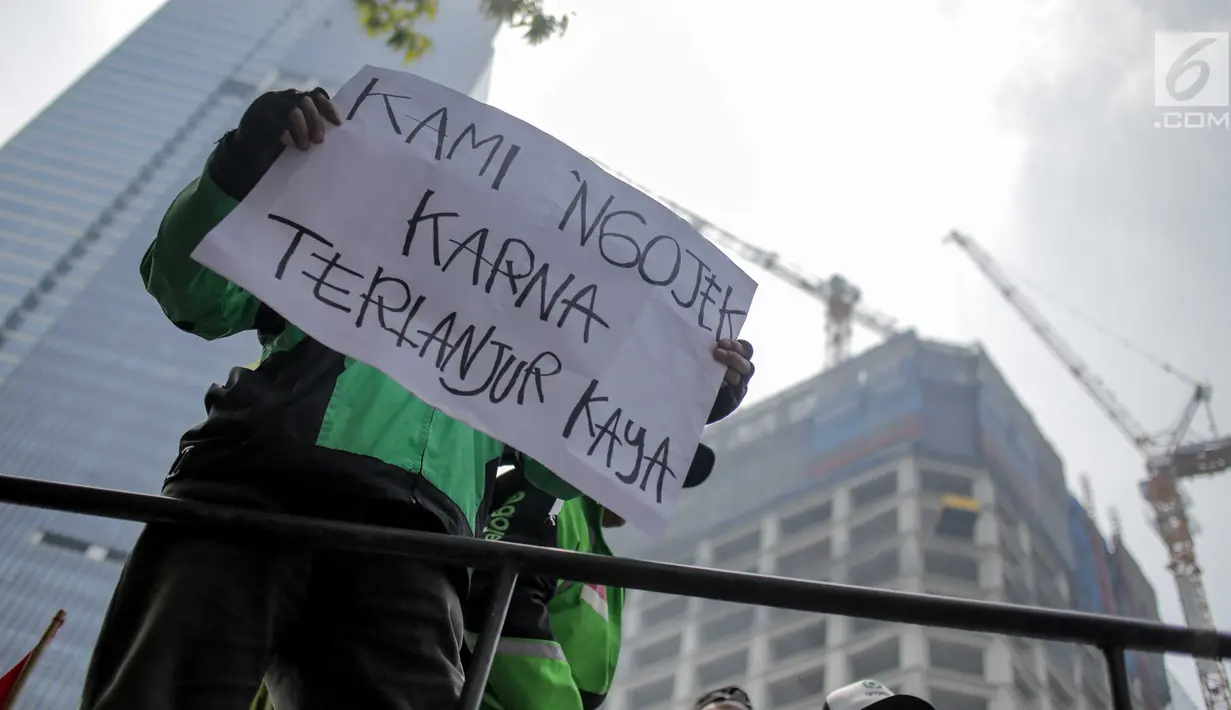 Pengemudi ojek online membawa poster saat berunjuk rasa di depan kantor Kedutaan Besar Malaysia, Jakarta, Selasa (3/9/2019). Mereka protes terhadap penyataan kontroversial bos Big Blue Taxi, perusahaan taksi Malaysia, terkait rencana Gojek mengaspal di Negeri Jiran. (Liputan6.com/Faizal Fanani)