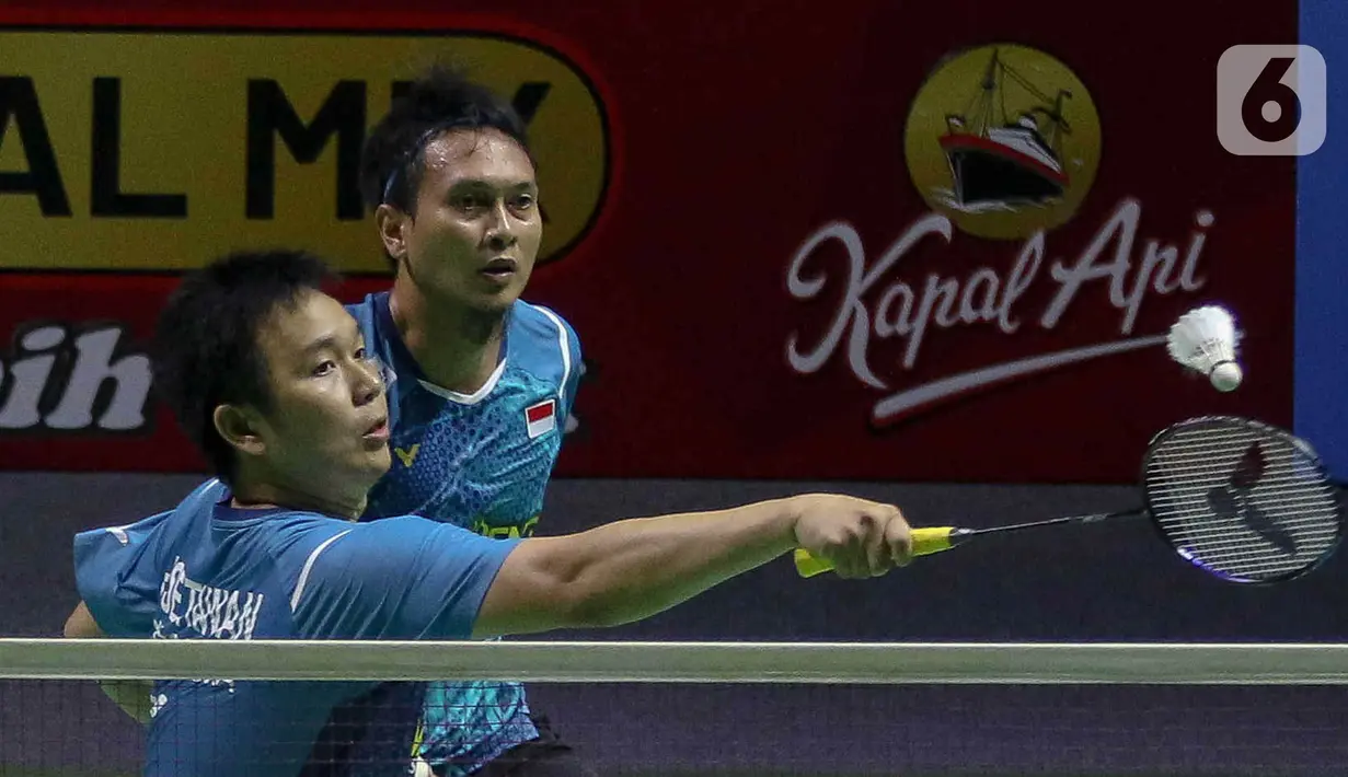 Bermain ketat hingga tiga set, Mohammad Ahsan/Hendra Setiawan unggul 19-21, 21-12 dan 21-13. (Liputan6.com/Herman Zakharia)