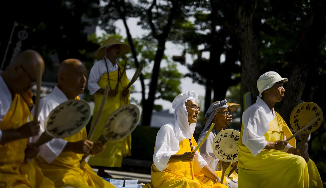 Biksu memukul drum sambil berdoa  depan Atomic Bomb Dome untuk memperingati 70 tahun serangan bom Hiroshima, Jepang, Rabu  (5/8/2015). Bom atom di Hiroshima menewaskan hampir 140.000 orang pada akhir tahun kejadian tersebut. (REUTERS/Thomas Peter)