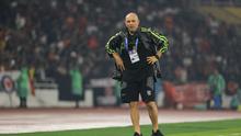 Pelatih Persebaya Surabaya, Bernardo Tavares memberikan instruksi kepada pemain asuhannya saat bertandang ke markas Persija Jakarta, Stadion Utama Gelora Bung Karno, Jakarta dalam laga pekan ke-27 BRI Super League 2025/2026, Sabtu (11/4/2026) malam. (Bola.com/Bagaskara Lazauradi).