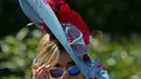 Seorang peserta balapan berpose untuk foto setelah tiba pada hari pertama pertemuan pacuan kuda Royal Ascot di Ascot Racecourse, Ascot, Inggris, 14 Juni 2022. (AP Photo/Alastair Grant)