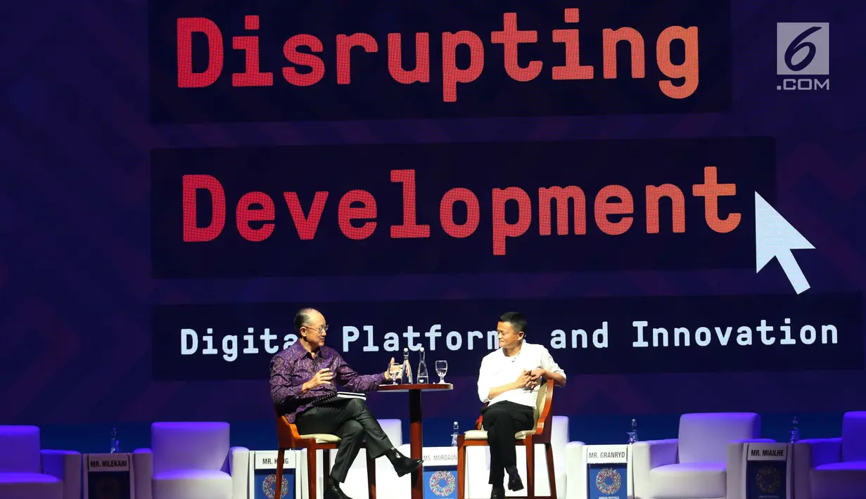 Presiden Bank Dunia Jim Yong kim bersama Pendiri Alibaba Group Jack Ma dalam diskusi panel “Disrupting Development” Pertemuan IMF-Bank Dunia di Nusa Dua, Bali pada Jumat (12/10). (Liputan6.com/Angga Yuniar)