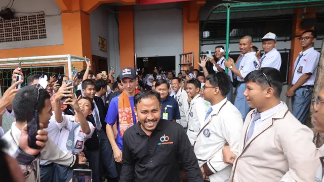 Sambangi Jakarta, Pembalap MotoGP Toprak Razgatlioglu Gelar Meet and Greet di SMKN 39
