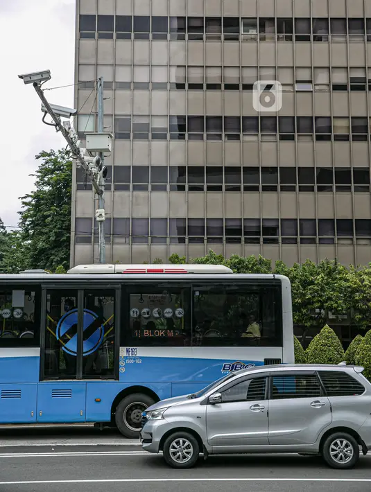 Bus Transjakarta melintas di bawah kamera Closed Circuit Television (CCTV) di Jalan MH Thamrin, Jakarta, Sabtu (23/1/202). Dirlantas Polda Metro Jaya mengajukan penambahan kamera ETLE ke Pemprov DKI Jakarta pimpinan Gubernur Anies Baswedan. (Liputan6.com/Faizal Fanani)