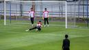 <p>Kiper Timnas Indonesia U-20, Ikram Al Giffari (tengah) menangkap bola saat latihan resmi menjelang Kualifikasi Piala Asia U-20 2025 yang berlangsung di Lapangan A, Stadion Utama Gelora Bung Karno (SUGBK), Senayan, Jakarta, Selasa (24/09/2024). (Bola.com/Bagaskara Lazuardi)</p>