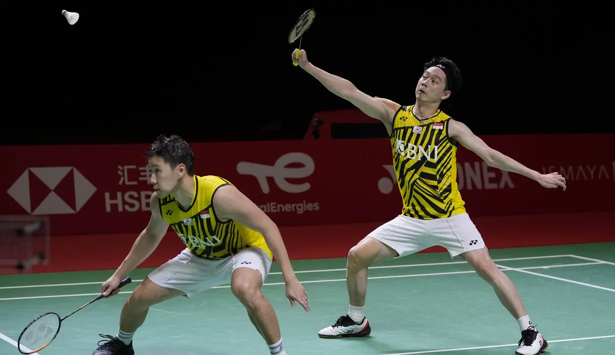 Aksi tengil Kevin tak berhenti. Dalam sebuah kesempatan, Kevin terlihat seperti meniup kok. Atas tingkah tersebut Kevin dihadiahi kartu kuning. (AP Photo/Dita Alangkara)
