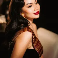 Setiap pilihan warna merah yang dipulas di bibirnya memberi kesan yang berbeda, namun tetap membuat Ariel tampil memikat. [@arieltatum].