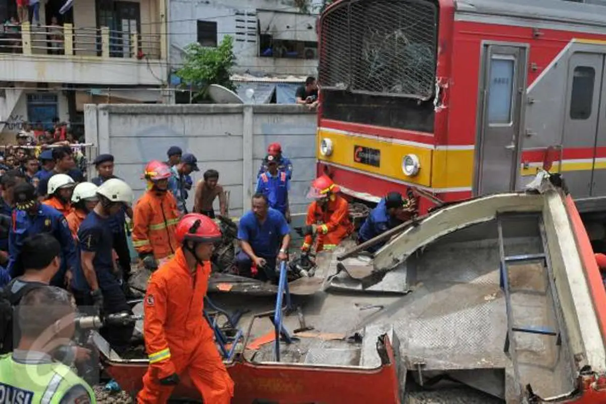 Kereta Tabrak Metromini, Pria Ini Harus Kehilangan Calon Istrinya