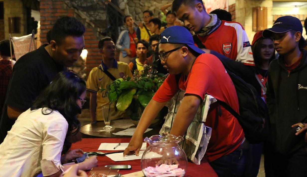 Anggota Arsenal Indonesia Supporters (AIS) dari berbagai daerah memadati acara nonton bareng Newcastle United vs Arsenal di Gumati Cafe, Bogor. Sabtu (29/8/2015). (Bola.com/Arief Bagus)