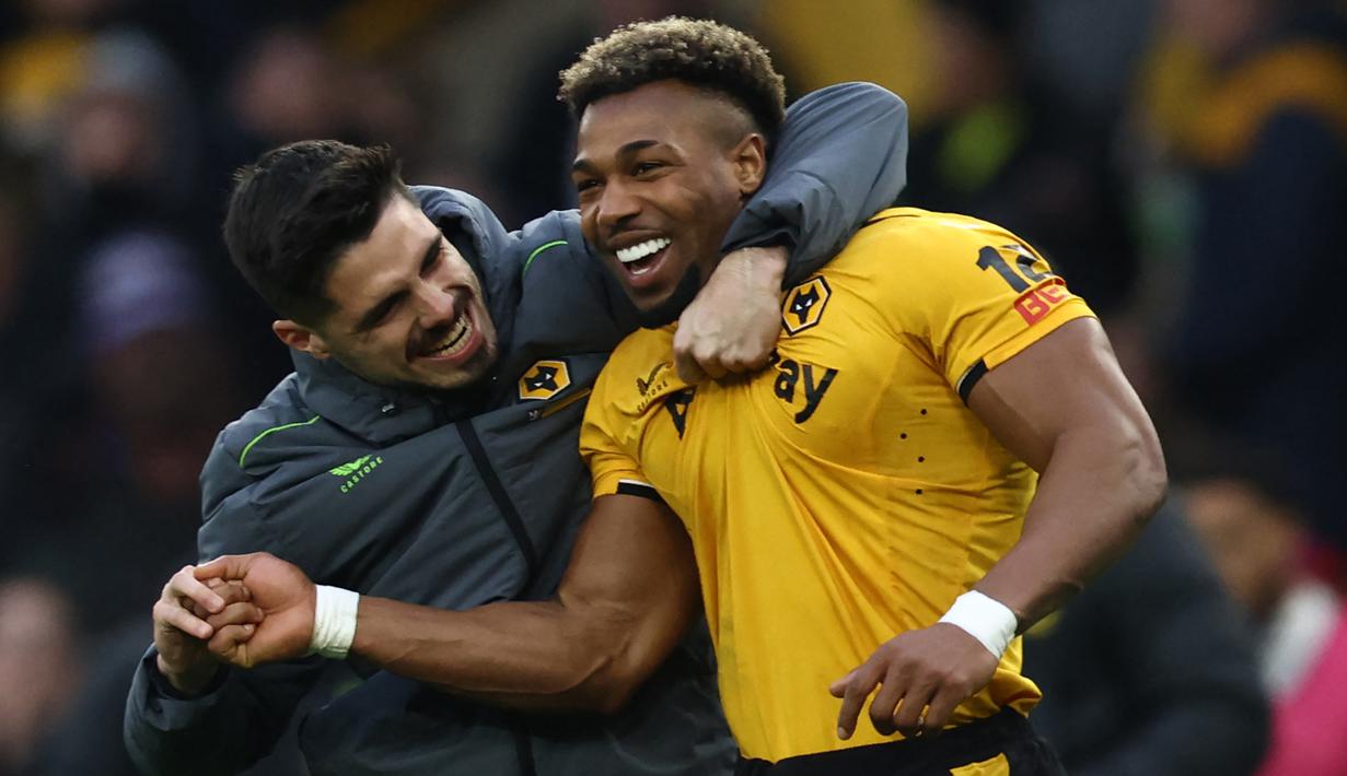 Selebrasi gelandang Wolverhampton Wanderers, Adama Traore bersama rekannya setelah berakhirnya laga Liga Inggris 2022/2023 menghadapi Tottenham Hotspur di Molineux Stadium, Wolverhampton (4/3/20223). Adama Traore belum menemui kejelasan soal masa depannya bersama Wolverhampton, klub yang telah 5 musim dibelanya. Jika sampai akhir musim belum terjadi penandatanganan kontrak baru, beberapa klub Saudi Pro League siap menampungnya musim depan. (AFP/Darren Staples)