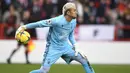 Kiper Nottingham Forest, Keylor Navas saat menghadapi Everton pada laga Liga Inggris 2022/2023 di City Ground, Nottingham (5/3/2023). Keylor Navas pernah membela dua klub besar, Real Madrid dan PSG sebelum akhirnya berlabuh dengan status pinjaman bersama Nottingham Forest pada tengah musim 2022/2023. Jika saja kedatangannya bisa lebih cepat, Nottingham Forest tak akan terjerembab di posisi 18. (AFP/Oli Scarff)
