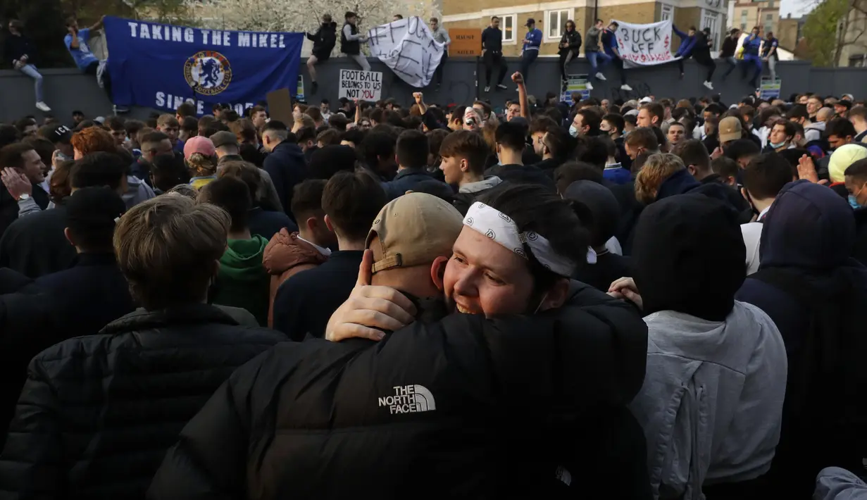 Reaksi fans Chelsea saat mendengar berita bahwa FC Barcelona telah menarik diri dari Liga Super Eropa selama aksi protes menentang keputusan Chelsea ikut serta dalam pembentukan Liga Super Eropa di luar Stadion Stamford Bridge, London, Inggris, Selasa (20/4/2021). (AP Photo/Matt Dunham)