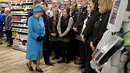 Ratu Elizabeth II menyapa para karyawan pasar swalayan Waitrose pada kunjungannya ke kota Poundbury, Inggris (27/10). Ratu Inggris ini datang ke Poundbury juga untuk meresmikan patung ibundanya. (Reuters/Justin Tallis)