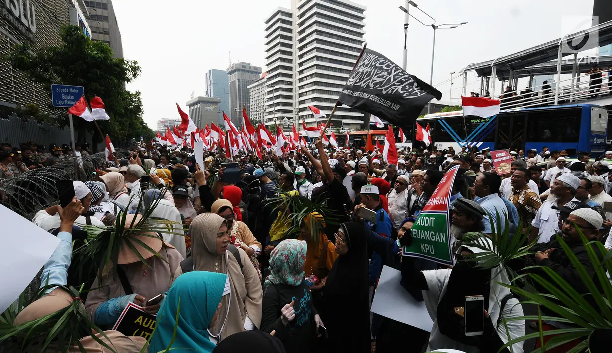 Massa aksi yang tergabung dalam Persaudaraan alumni 212 atau PA 212 melakukan aksi damai di depan gedung Bawaslu, Jakarta, Jumat (10/5/2019). Pada aksinya mereka melaporkan kecurangan pemilu yang merugikan Capres dan Cawapres 02 dan menuntut Bawaslu untuk tetap netral. (Liputan6.com/Herman Zakharia)