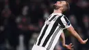 Pemain Juventus, Gonzalo Higuain bereaksi saat menjamu Tottenham Hotspur pada pertandingan pertama babak 16 besar Liga Champions di Allianz Stadium, Rabu (14/2). Juventus harus puas bermain imbang dengan skor 2-2. (Marco BERTORELLO/AFP)