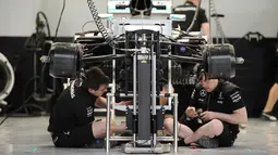 Tim Mercedes AMG Petronas terlihat serius mempersiapkan mobil Formula 1 di Sirkuit Sakhir, Bahrain (31/3). jelang Grand Prix F1 Bahrain, Sejumlah tim sibuk mempersiapkan mobil terbaiknya masing-masing. (AFP PHOTO/MOHAMMED AL-SHAIKH)