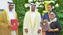 Presiden Joko Widodo (kedua kanan) bersama Putra Mahkota Abu Dhabi, Sheikh Mohamed Bin Zayed Al Nahyan menyaksikan pertukaran perjanjian kerjasama antara Menteri Luar Negeri Retno Marsudi dengan pihak Uni Emirat Arab  di Istana Bogor, Jawa Barat, Rabu (24/7/2019). (Liputan.com/HO/Setkab Agung)