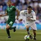 Gelandang Real Madrid, Mateo Kovacic, menggiring bola saat melawan Leganes pada laga La Liga di Santiago Bernabeu, Sabtu (28/4/2018). Real Madrid menang 2-1 atas Leganes. (AP/Francisco Seco)