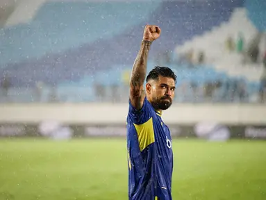 Kapten Arema FC, Julian Guevara berselebrasi kepada Aremania usai mengalahkan Persik Kediri di Stadion Kanjuruhan, Malang, Minggu (11/1/2026). (Bola.com/iwan Setiawan)